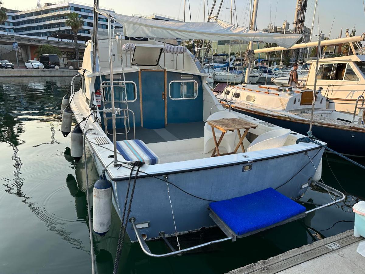 Отель !!Boat With Ac In Port Forum 2 Bikes Included!! Сан-Адриан-де-Бесос Экстерьер фото
