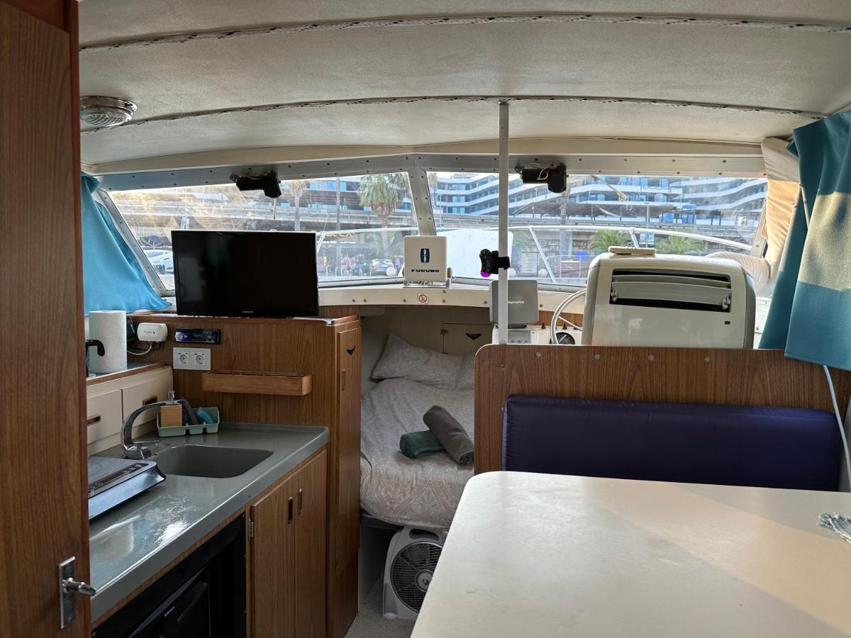 Отель !!Boat With Ac In Port Forum 2 Bikes Included!! Сан-Адриан-де-Бесос Экстерьер фото