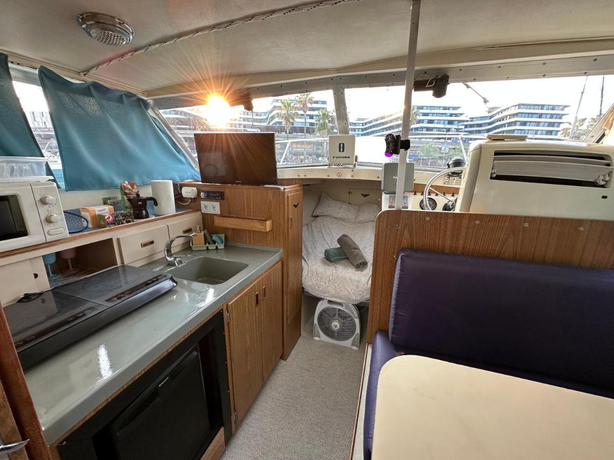 Отель !!Boat With Ac In Port Forum 2 Bikes Included!! Сан-Адриан-де-Бесос Экстерьер фото