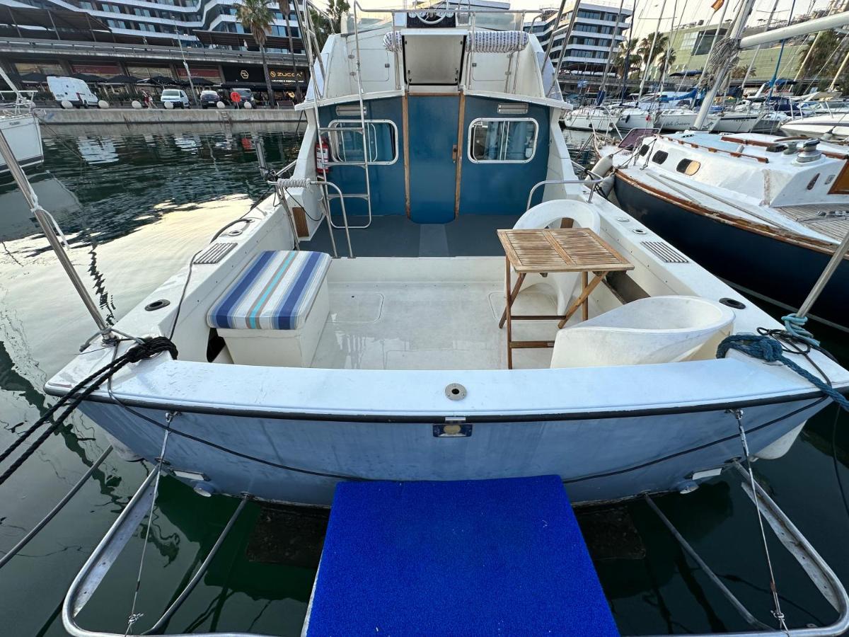 Отель !!Boat With Ac In Port Forum 2 Bikes Included!! Сан-Адриан-де-Бесос Экстерьер фото
