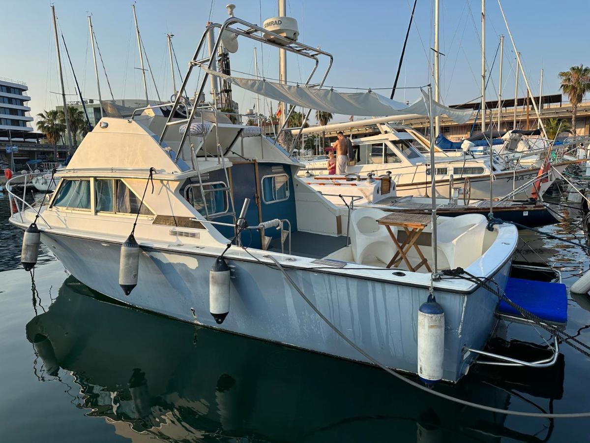 Отель !!Boat With Ac In Port Forum 2 Bikes Included!! Сан-Адриан-де-Бесос Экстерьер фото